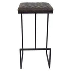 Sgabello da bar moderno in pelle trapuntata LeisureMod Quincy con struttura in metallo nero, sedia da bancone per isola cucina e posti a sedere a bancone