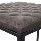 Sgabello da bar moderno in pelle trapuntata LeisureMod Quincy con struttura in metallo nero, sedia da bancone per isola cucina e posti a sedere a bancone