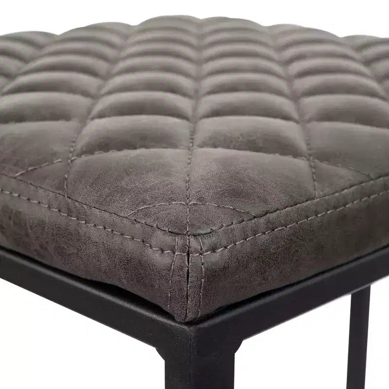 Sgabello da bar moderno in pelle trapuntata LeisureMod Quincy con struttura in metallo nero, sedia da bancone per isola cucina e posti a sedere a bancone