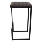Sgabello da bar moderno in pelle trapuntata LeisureMod Quincy con struttura in metallo nero, sedia da bancone per isola cucina e posti a sedere a bancone