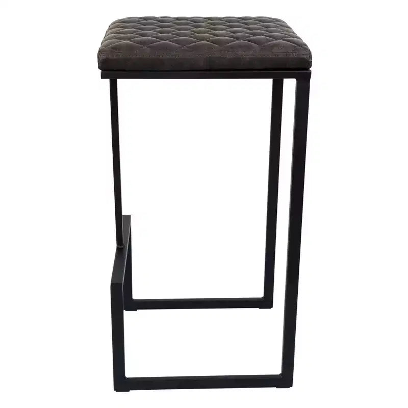 Sgabello da bar moderno in pelle trapuntata LeisureMod Quincy con struttura in metallo nero, sedia da bancone per isola cucina e posti a sedere a bancone