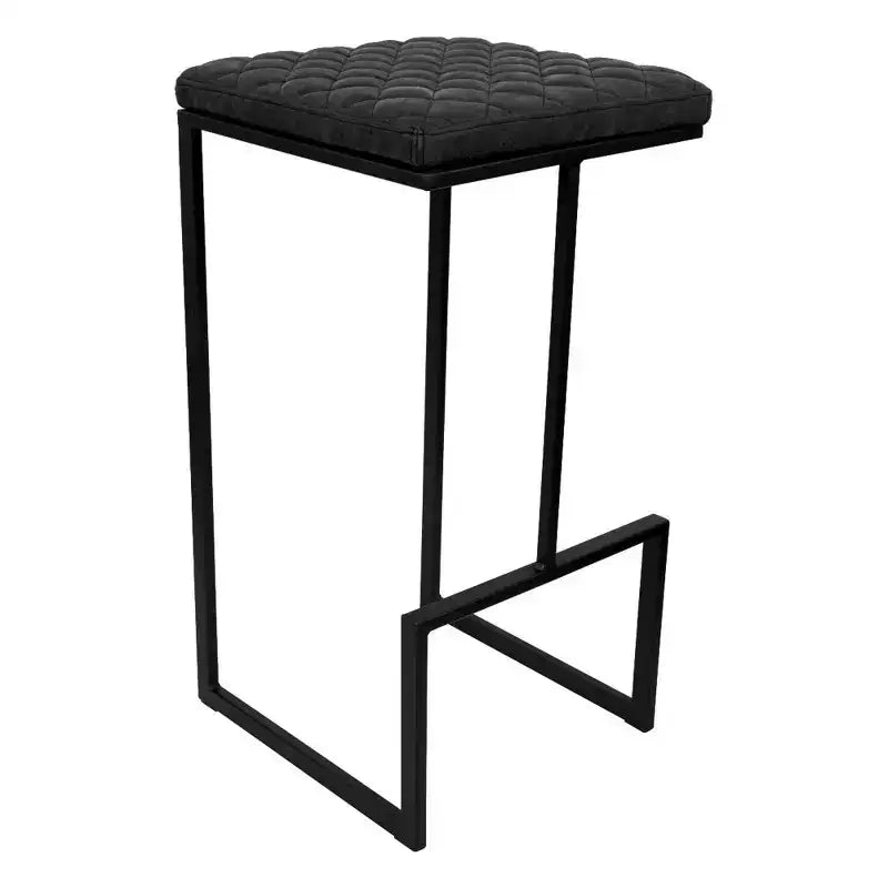 Sgabello da bar moderno in pelle trapuntata LeisureMod Quincy con struttura in metallo nero, sedia da bancone per isola cucina e posti a sedere a bancone