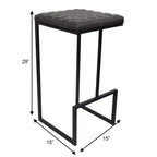 Sgabello da bar moderno in pelle trapuntata LeisureMod Quincy con struttura in metallo nero, sedia da bancone per isola cucina e posti a sedere a bancone