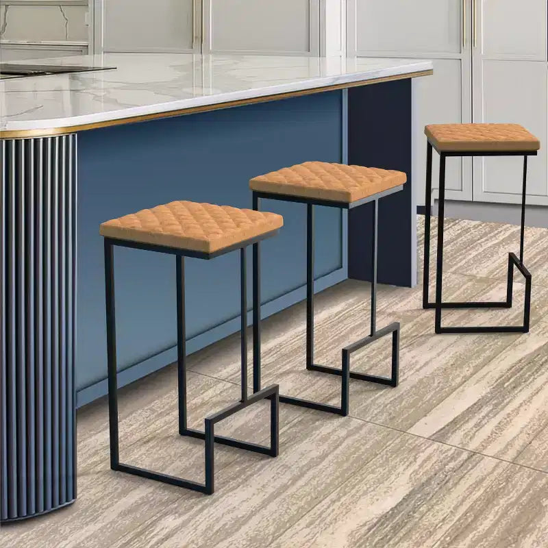 Sgabello da bar moderno in pelle trapuntata LeisureMod Quincy con struttura in metallo nero, sedia da bancone per isola cucina e posti a sedere a bancone