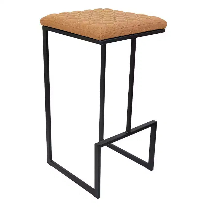 Sgabello da bar moderno in pelle trapuntata LeisureMod Quincy con struttura in metallo nero, sedia da bancone per isola cucina e posti a sedere a bancone