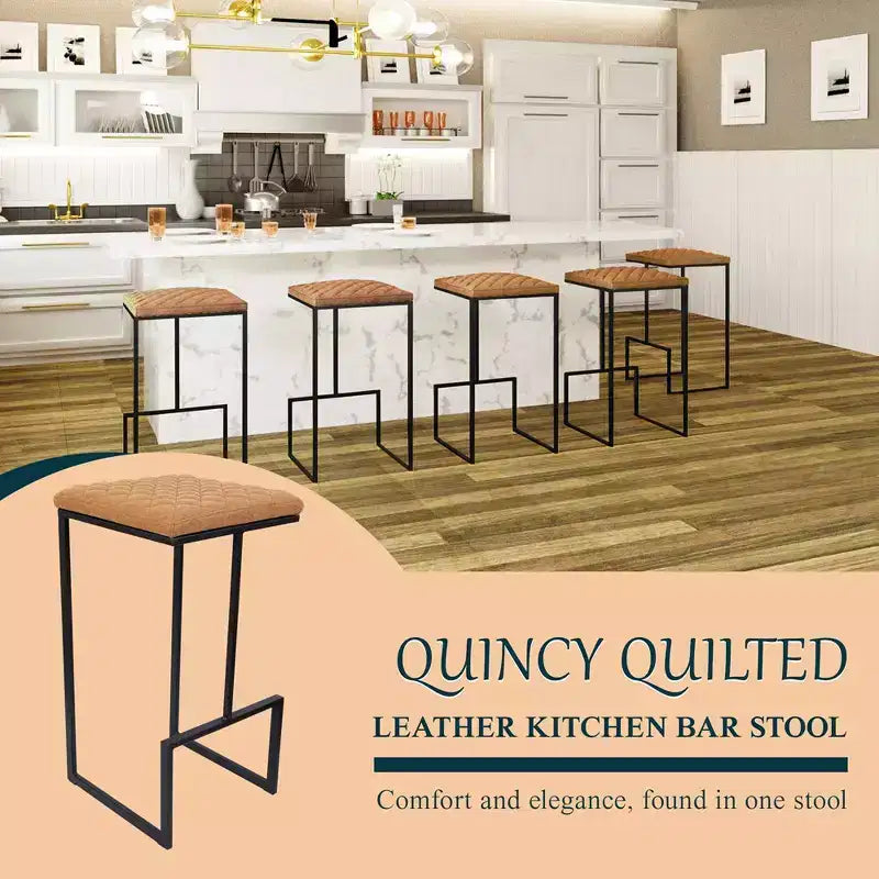 Sgabello da bar moderno in pelle trapuntata LeisureMod Quincy con struttura in metallo nero, sedia da bancone per isola cucina e posti a sedere a bancone