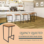 Sgabello da bar moderno in pelle trapuntata LeisureMod Quincy con struttura in metallo nero, sedia da bancone per isola cucina e posti a sedere a bancone