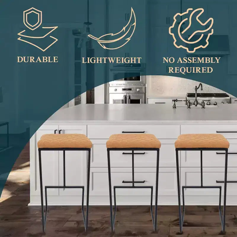 Sgabello da bar moderno in pelle trapuntata LeisureMod Quincy con struttura in metallo nero, sedia da bancone per isola cucina e posti a sedere a bancone