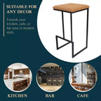 Sgabello da bar moderno in pelle trapuntata LeisureMod Quincy con struttura in metallo nero, sedia da bancone per isola cucina e posti a sedere a bancone