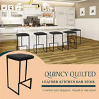 Sgabello da bar moderno in pelle trapuntata LeisureMod Quincy con struttura in metallo nero, sedia da bancone per isola cucina e posti a sedere a bancone