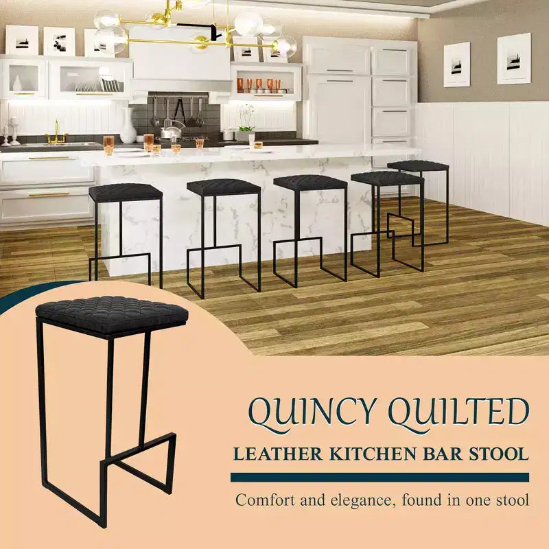 Sgabello da bar moderno in pelle trapuntata LeisureMod Quincy con struttura in metallo nero, sedia da bancone per isola cucina e posti a sedere a bancone