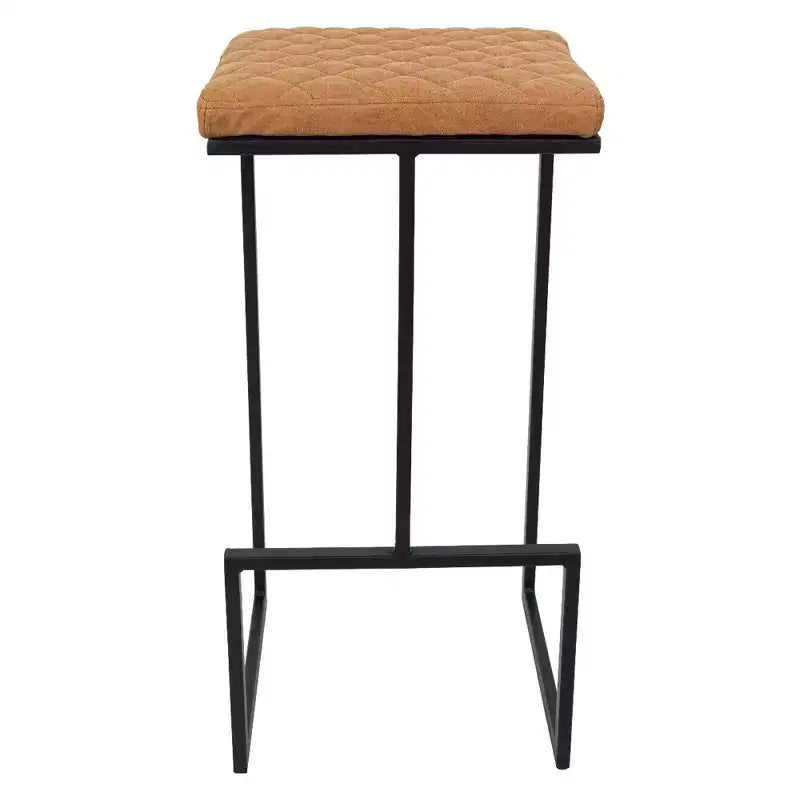 Sgabello da bar moderno in pelle trapuntata LeisureMod Quincy con struttura in metallo nero, sedia da bancone per isola cucina e posti a sedere a bancone