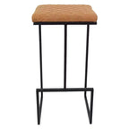 Sgabello da bar moderno in pelle trapuntata LeisureMod Quincy con struttura in metallo nero, sedia da bancone per isola cucina e posti a sedere a bancone