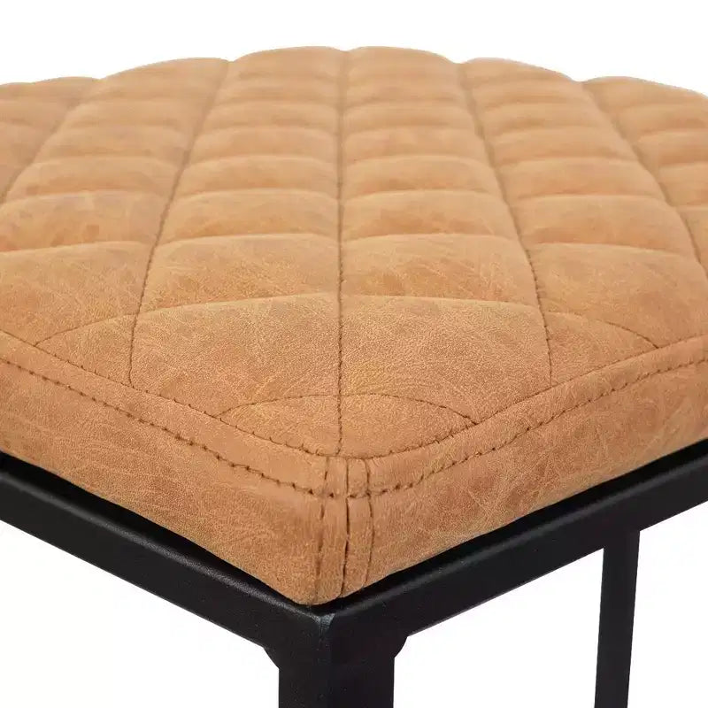 Sgabello da bar moderno in pelle trapuntata LeisureMod Quincy con struttura in metallo nero, sedia da bancone per isola cucina e posti a sedere a bancone
