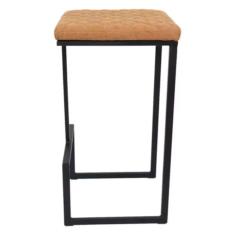 Sgabello da bar moderno in pelle trapuntata LeisureMod Quincy con struttura in metallo nero, sedia da bancone per isola cucina e posti a sedere a bancone
