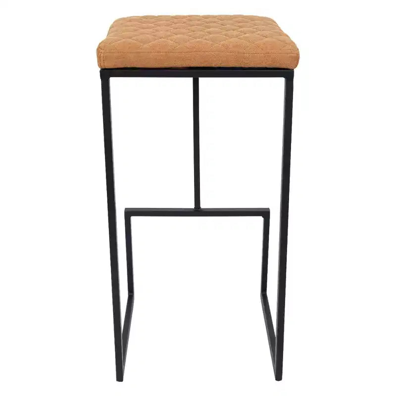 Sgabello da bar moderno in pelle trapuntata LeisureMod Quincy con struttura in metallo nero, sedia da bancone per isola cucina e posti a sedere a bancone