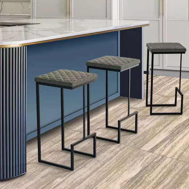 Sgabello da bar moderno in pelle trapuntata LeisureMod Quincy con struttura in metallo nero, sedia da bancone per isola cucina e posti a sedere a bancone