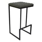 Sgabello da bar moderno in pelle trapuntata LeisureMod Quincy con struttura in metallo nero, sedia da bancone per isola cucina e posti a sedere a bancone