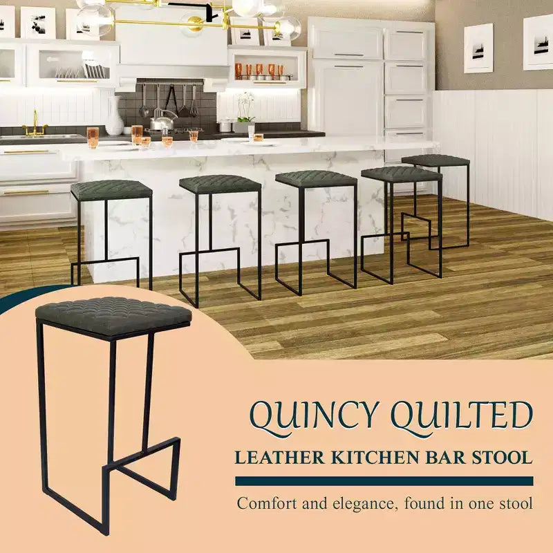Sgabello da bar moderno in pelle trapuntata LeisureMod Quincy con struttura in metallo nero, sedia da bancone per isola cucina e posti a sedere a bancone
