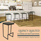 Sgabello da bar moderno in pelle trapuntata LeisureMod Quincy con struttura in metallo nero, sedia da bancone per isola cucina e posti a sedere a bancone