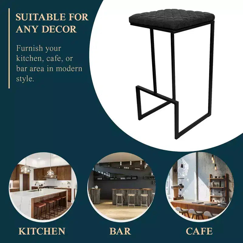 Sgabello da bar moderno in pelle trapuntata LeisureMod Quincy con struttura in metallo nero, sedia da bancone per isola cucina e posti a sedere a bancone