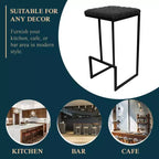 Sgabello da bar moderno in pelle trapuntata LeisureMod Quincy con struttura in metallo nero, sedia da bancone per isola cucina e posti a sedere a bancone