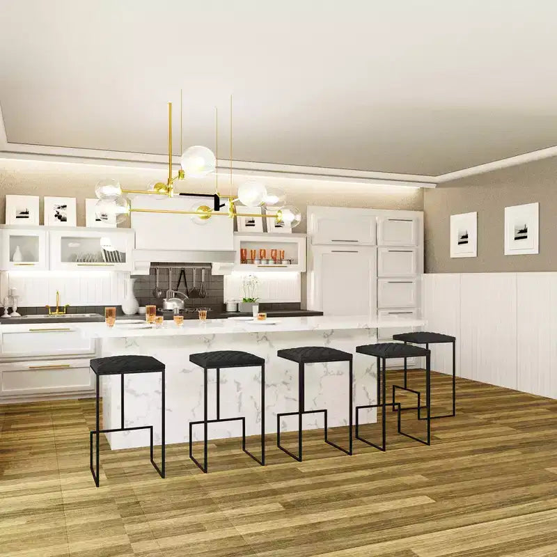 Sgabello da bar moderno in pelle trapuntata LeisureMod Quincy con struttura in metallo nero, sedia da bancone per isola cucina e posti a sedere a bancone