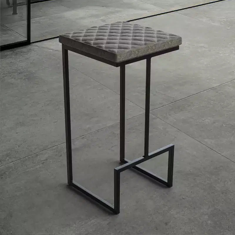 Sgabello da bar moderno in pelle trapuntata LeisureMod Quincy con struttura in metallo nero, sedia da bancone per isola cucina e posti a sedere a bancone