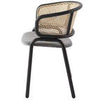 LeisureMod Ervilla Set di 4 Sedie da Pranzo con Schienale in Vimini e Sedile in Pelle, Struttura in Acciaio Nero, per Cucina Interna Moderna, Sala da Pranzo, Posti a Sedere al Tavolo