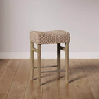 Sgabello da bar Nathan James Harvey in rattan spazzolato con tessuto in alghe marine