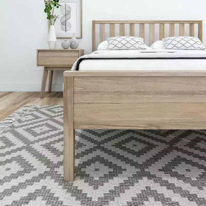 Struttura letto matrimoniale Plank+Beam scandinavo con testiera, letto a piattaforma in legno massello per adulti