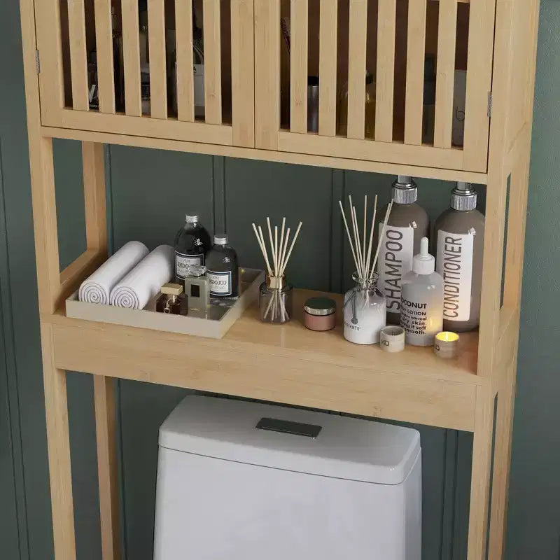 HOMCOM Armadietto da Bagno Salvaspazio Sopra il WC in Bambù, Mobiletto Bagno con Doppie Ante a Persiana, Ripiano Regolabile e Ripiano Aperto, Naturale