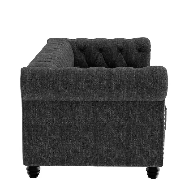 Divano Chesterfield in lino con bottoni capitonné, borchie e gambe in legno massello per soggiorno-Morden Fort