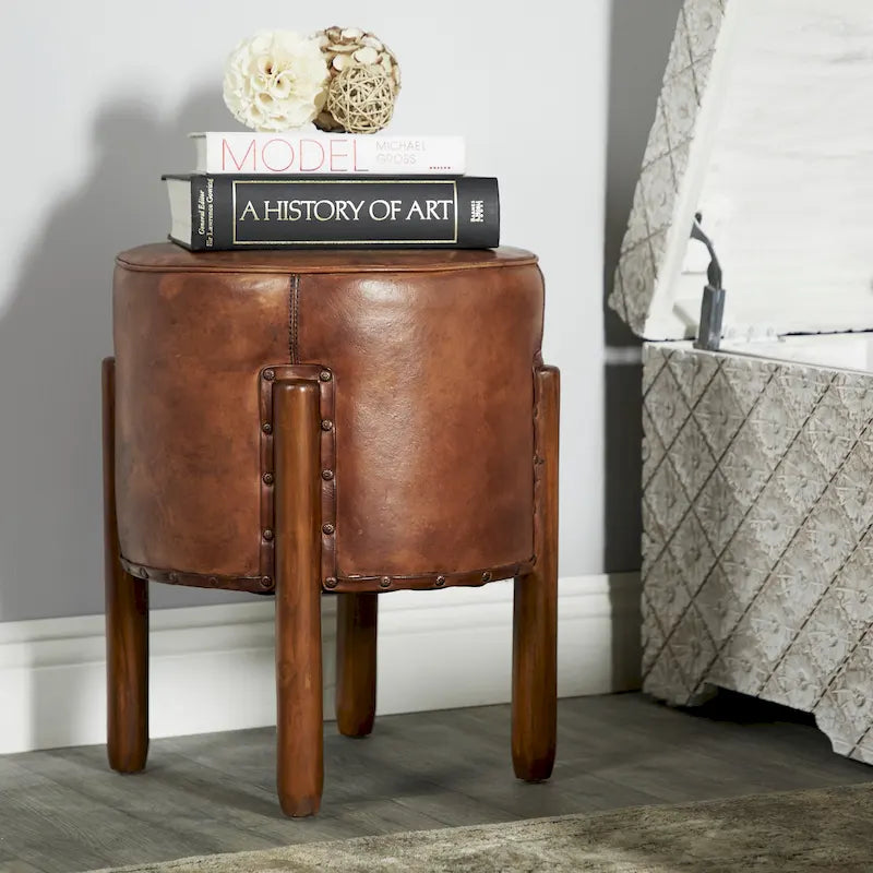 Pouf rotondo artigianale in vera pelle con dettagli capitonné e borchie e gambe in legno di teak – Marrone, singolo