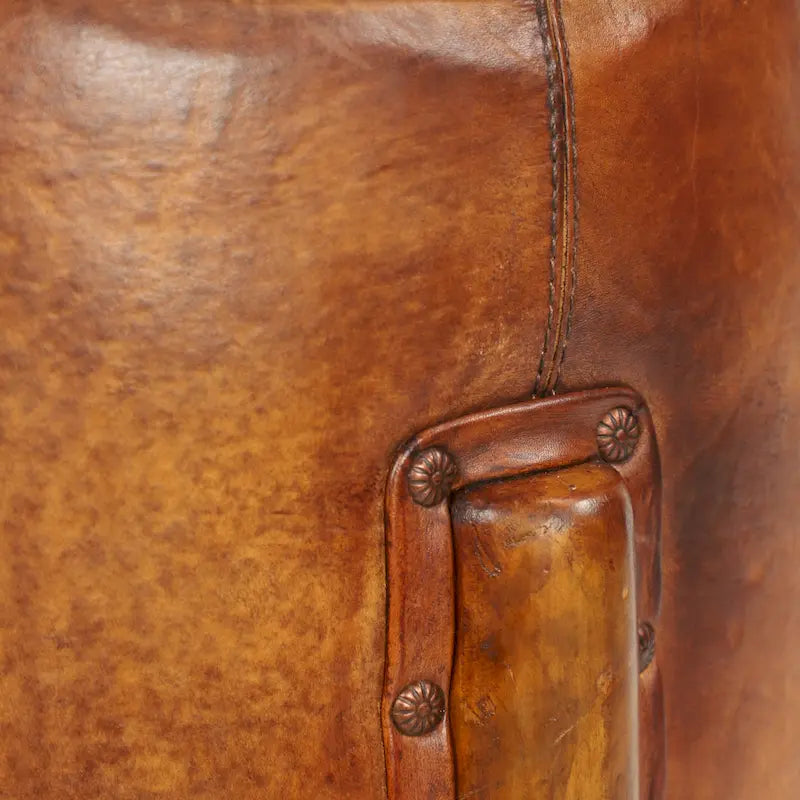 Pouf rotondo artigianale in vera pelle con dettagli capitonné e borchie e gambe in legno di teak – Marrone, singolo