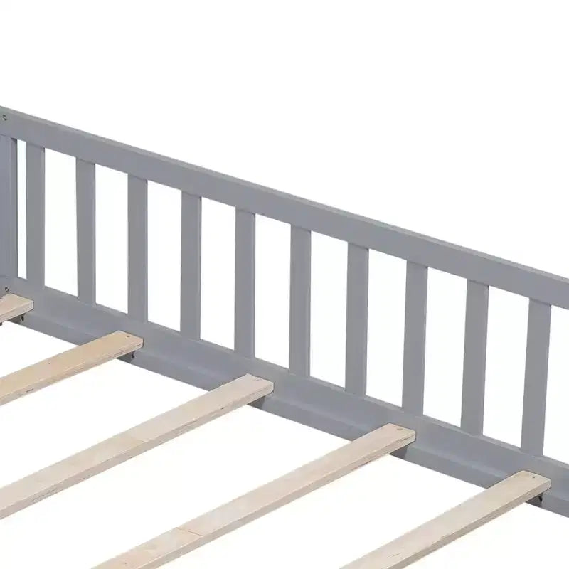 Letto a pavimento per bambini, letto a pavimento matrimoniale con sponde di sicurezza e doghe, telaio del letto in legno con porta, non necessita di rete a doghe