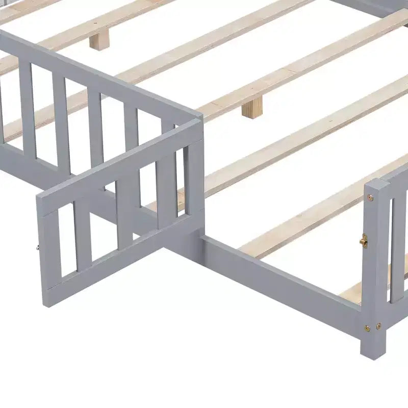 Letto a pavimento per bambini, letto a pavimento matrimoniale con sponde di sicurezza e doghe, telaio del letto in legno con porta, non necessita di rete a doghe