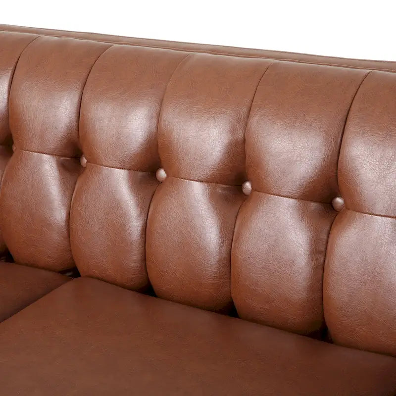 Divano a 3 Posti Contemporaneo in Similpelle con Bottoni Trapuntati e Gambe in Legno di Betulla – Marrone Scuro / Cognac / Midnight, Posti a Sedere: 3