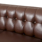 Divano a 3 Posti Contemporaneo in Similpelle con Bottoni Trapuntati e Gambe in Legno di Betulla – Marrone Scuro / Cognac / Midnight, Posti a Sedere: 3