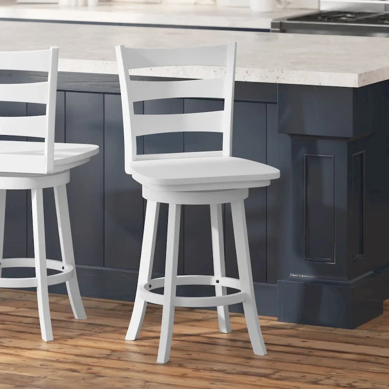 Sgabello da bancone girevole a 360° con schienale a pioli, poggiapiedi e struttura in legno massiccio – Noce grigio slavato / Bianco slavato, singolo