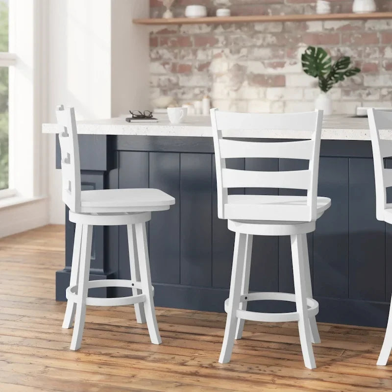 Sgabello da bancone girevole a 360° con schienale a pioli, poggiapiedi e struttura in legno massiccio – Noce grigio slavato / Bianco slavato, singolo
