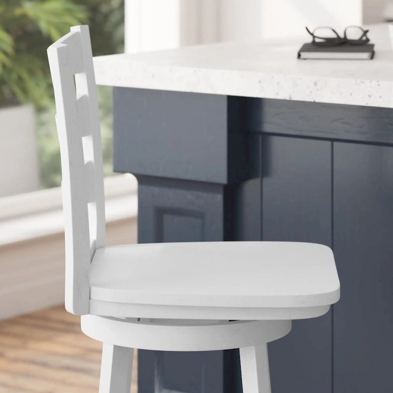 Sgabello da bancone girevole a 360° con schienale a pioli, poggiapiedi e struttura in legno massiccio – Noce grigio slavato / Bianco slavato, singolo
