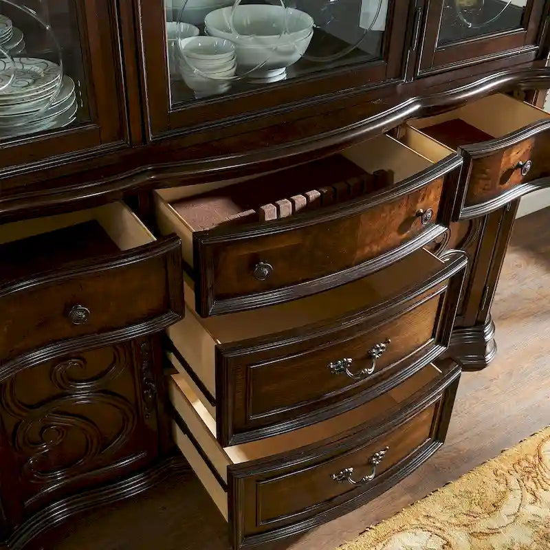 Sala da pranzo tradizionale in legno massello con tavolo a doppio piedistallo e sedie intagliate – Noce Pecan, fino a 10 posti a sedere