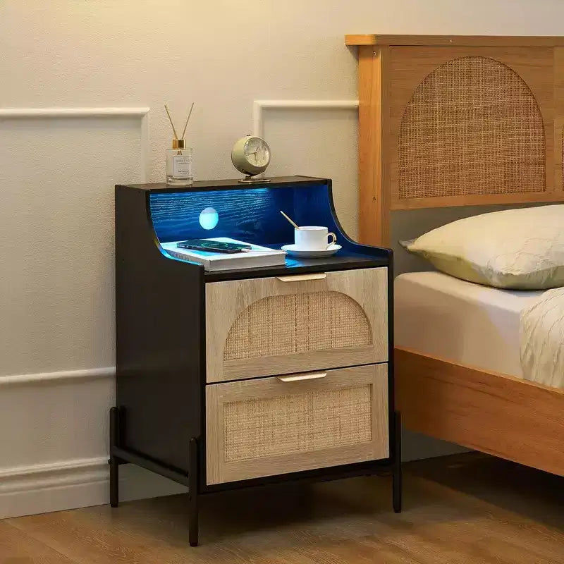 Comodino in Rattan con Luci LED e Stazione di Ricarica, Tavolino da Notte Nero con 2 Cassetti per Camera da Letto, Soggiorno, Dormitorio