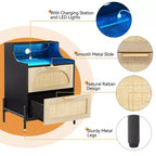 Comodino in Rattan con Luci LED e Stazione di Ricarica, Tavolino da Notte Nero con 2 Cassetti per Camera da Letto, Soggiorno, Dormitorio