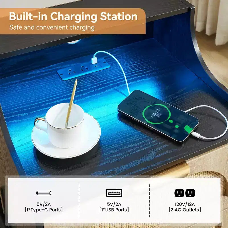 Comodino in Rattan con Luci LED e Stazione di Ricarica, Tavolino da Notte Nero con 2 Cassetti per Camera da Letto, Soggiorno, Dormitorio