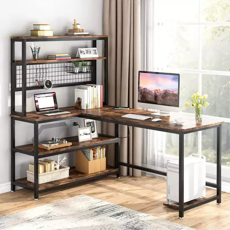 Scrivania grande per computer Tribesigns 55.11 con ricarica wireless e 5 ripiani contenitori