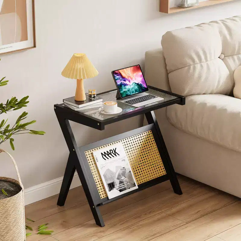 Tavolino d'appoggio in rattan con piano in vetro temperato, struttura in bambù intrecciato, comodino moderno nero