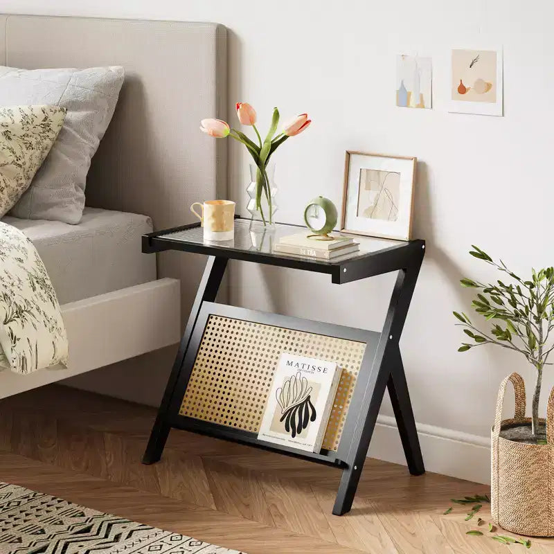 Tavolino d'appoggio in rattan con piano in vetro temperato, struttura in bambù intrecciato, comodino moderno nero
