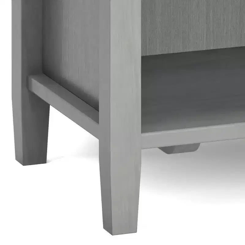 Comodino Norfolk - WyndenHall: Legno massello, 2 cassetti, vano a giorno